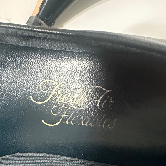 Very Vintage set of Heels in Cream and Navy - Picture 14 of 14